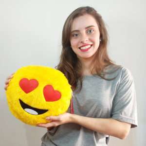 Almofada Emoji Apaixonado de Pelúcia Bordada 30cm