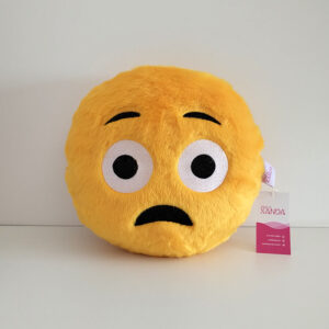 Almofada Emoji Assustado de Pelúcia Bordada 30cm