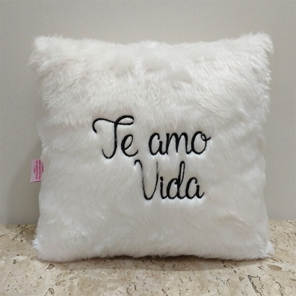 casal-romantica-frase-personalizada-almofada